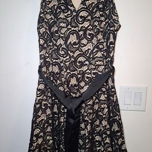 Chic Black and Cream V-Neck Sleeveless Midi Dress